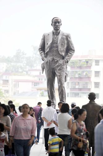 觀眾在參觀辛亥革命紀念館共和大道上的孫中山先生像(10月1日攝)。10月1日至5日,位于廣州長洲島的辛亥革命紀念館對公眾試開放,開放范圍為紀念館建筑外圍和展示雕塑名家塑造的孫中山、黃興、朱執(zhí)信等辛亥革命先驅(qū)的共和大道。據(jù)了解,辛亥革命紀念館展廳總面積6350平方米,共有3個陳列,包括1個主題陳列和2個專題陳列。10月8日上午,辛亥革命紀念館將舉行開館儀式,屆時游客可以領(lǐng)取參觀票免費參觀。新華社記者 陳曄華 攝