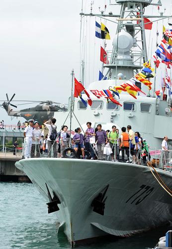 10月1日,香港市民在參觀軍艦。新華社記者 宋振平 攝