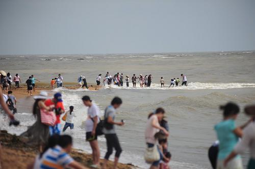 10月2日,游客在海南瓊海萬(wàn)泉河入??谟^光戲浪。新華社發(fā)(蒙鐘德 攝)