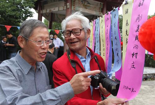 10月5日,繁昌老年人在老年人運(yùn)動(dòng)會(huì)上現(xiàn)場(chǎng)參與謎語(yǔ)競(jìng)猜。當(dāng)日是重陽(yáng)節(jié),安徽蕪湖市繁昌縣老齡委在縣城南公園廣場(chǎng)舉行老年人運(yùn)動(dòng)會(huì),近千名老人在運(yùn)動(dòng)會(huì)上參與多項(xiàng)健身運(yùn)動(dòng),歡度重陽(yáng)佳節(jié)。新華社發(fā)(楊華 攝)