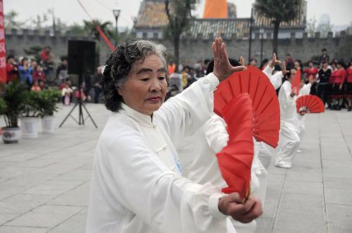 10月4日,在河南省南陽(yáng)市社旗縣賒店鎮(zhèn)文化廣場(chǎng),老人們?cè)诒硌萏珮O扇。當(dāng)日是重陽(yáng)節(jié),河南省南陽(yáng)市社旗縣舉辦“迎農(nóng)運(yùn)、慶重陽(yáng)”第20屆老年人運(yùn)動(dòng)會(huì),1000余名老年人參加了盤(pán)鼓、太極劍、健身氣功、健身秧歌等12個(gè)項(xiàng)目的比賽,以健身運(yùn)動(dòng)的方式歡度重陽(yáng)佳節(jié)。新華社發(fā)(宋同杰 攝)