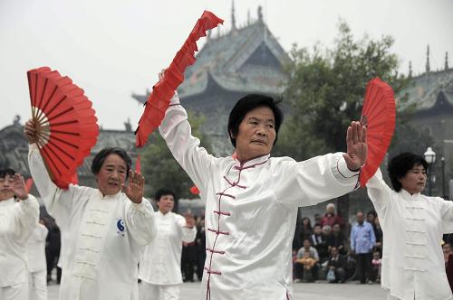10月4日,在河南省南陽(yáng)市社旗縣賒店鎮(zhèn)文化廣場(chǎng),老人們?cè)诒硌萏珮O扇。當(dāng)日是重陽(yáng)節(jié),河南省南陽(yáng)市社旗縣舉辦“迎農(nóng)運(yùn)、慶重陽(yáng)”第20屆老年人運(yùn)動(dòng)會(huì),1000余名老年人參加盤(pán)鼓、太極劍、健身氣功、健身秧歌等12個(gè)項(xiàng)目的比賽,以健身運(yùn)動(dòng)的方式歡度重陽(yáng)佳節(jié)。新華社發(fā)(宋同杰 攝)