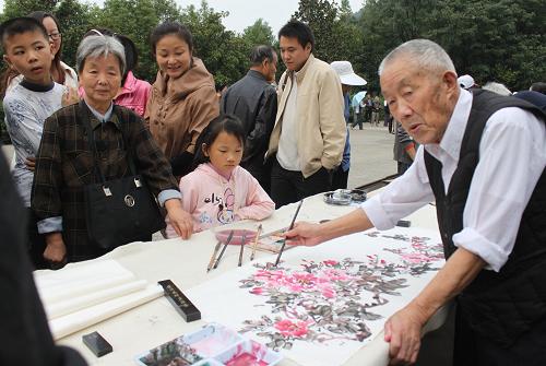 10月5日,91歲高齡的老人魏中巖(右)在繁昌老年人健身運(yùn)動(dòng)會(huì)上現(xiàn)場(chǎng)繪畫(huà)。當(dāng)日是重陽(yáng)節(jié),安徽蕪湖市繁昌縣老齡委在縣城南公園廣場(chǎng)舉行老年人運(yùn)動(dòng)會(huì),近千名老人在運(yùn)動(dòng)會(huì)上參與多項(xiàng)健身運(yùn)動(dòng),大顯身手,歡度重陽(yáng)佳節(jié)。新華社發(fā)(楊華 攝)