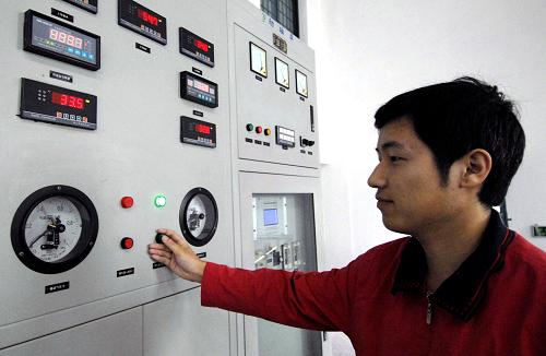10月13日,一位燕山水庫(kù)水電站工作人員在操作水利發(fā)電系統(tǒng)。當(dāng)日,河南省燕山水庫(kù)工程正式通過(guò)竣工驗(yàn)收。位于淮河流域沙潁河支流上的燕山水庫(kù)是國(guó)務(wù)院確定的19項(xiàng)治淮骨干工程之一,建成后與其他防洪工程聯(lián)用,可將干流的防洪標(biāo)準(zhǔn)由10年一遇提高到50年一遇,對(duì)控制淮河流域洪水、保證京廣鐵路等交通動(dòng)脈的防洪安全意義重大。沙潁河是淮河流域最大的支流,燕山水庫(kù)壩址位于沙潁河主要支流澧河上游干江上,水庫(kù)以防洪為主,結(jié)合供水、灌溉,兼顧發(fā)電等綜合利用。設(shè)計(jì)總庫(kù)容9.25億立方米,總投資21.41億元。新華社發(fā)(李博 攝)