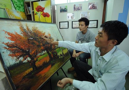10月13日,重慶文理學(xué)院大學(xué)生創(chuàng)辦的微型企業(yè)的員工在進行創(chuàng)意繪畫產(chǎn)品創(chuàng)作。重慶市永川區(qū)大力扶持微型企業(yè)的發(fā)展,今年以來共組織7期創(chuàng)業(yè)培訓(xùn)班,培訓(xùn)微型企業(yè)申請者近兩千人,其中1610戶微型企業(yè)通過會審,1219戶獲發(fā)營業(yè)執(zhí)照,財政扶持資金達4千多萬元。新華社記者 周衡義 攝