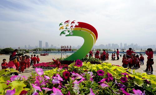10月14日,南昌市紅苗幼兒園的小朋友在紅谷灘新區(qū)的七城會標志處玩耍。 隨著第七屆全國城市運動會的日益臨近,江西省南昌市街頭被濃濃的城運會氣氛包圍,城市街頭花團錦簇,洋溢著歡樂和運動的喜慶氛圍,同時低碳出行、綠色環(huán)保等理念使“紅色英雄城 綠色城運會”的口號深入人心。 新華社記者格桑達瓦攝