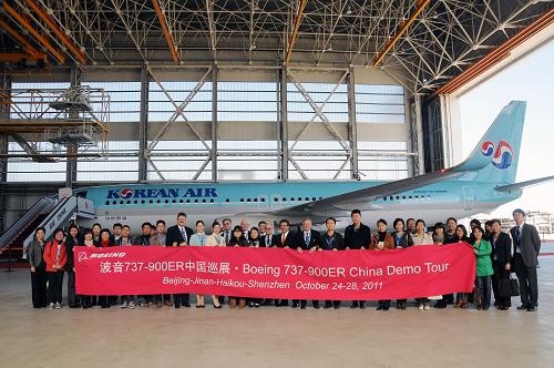 10月24日,參加活動的嘉賓在波音737-900ER前合影。新華社記者 王建華 攝
