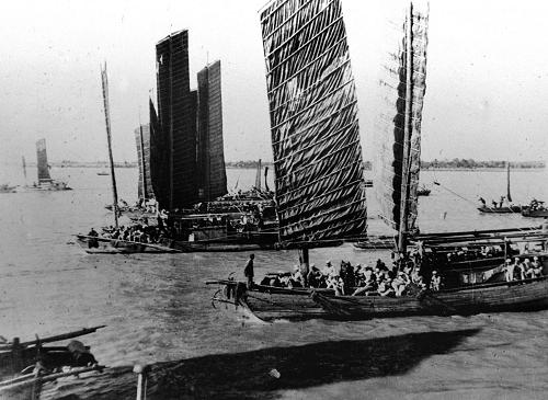 這是1949年4月21日,我軍萬(wàn)船齊發(fā)橫渡長(zhǎng)江。新華社發(fā)