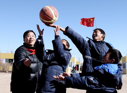 11月9日,在青海省海西蒙古族藏族自治州都蘭縣民族聯(lián)合學(xué)校,青藏聯(lián)網(wǎng)工程建設(shè)者與孩子們一起打籃球。新華社發(fā)(祁正吉攝)