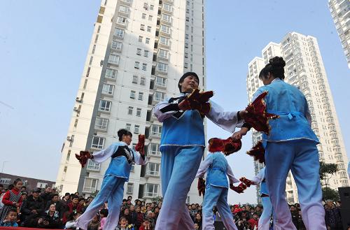 11月12日,濱湖惠園小區(qū)的幾名居民在社區(qū)文化節(jié)上表演自編的舞蹈節(jié)目。合肥市包河區(qū)濱湖惠園小區(qū)是一個(gè)保障房小區(qū),小區(qū)共有廉租房、經(jīng)濟(jì)適用房、公租房2450套,入住居民近5000人。2009年小區(qū)交付使用后,為了讓小區(qū)住戶之間增進(jìn)了解,濱湖惠園社區(qū)定期舉辦社區(qū)文化節(jié),通過(guò)組織小區(qū)居民自編自導(dǎo)文藝節(jié)目等形式,展現(xiàn)保障房里的新生活,增進(jìn)鄰里感情。新華社記者劉軍喜攝