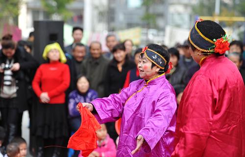 11月12日,兩名居民在濱湖惠園小區(qū)社區(qū)文化節(jié)上表演自編的小品節(jié)目。新華社記者 劉軍喜 攝