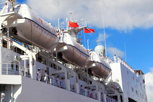 11月15日,“和平方舟”全體任務(wù)官兵甲板列隊參加歡送儀式。當(dāng)日,中國海軍“和平方舟”號醫(yī)院船圓滿完成對特立尼達(dá)和多巴哥為期7天的友好訪問和醫(yī)療服務(wù),離開首都西班牙港市,啟程前往“和諧使命-2011”任務(wù)的最后一站——哥斯達(dá)黎加。特立尼達(dá)和多巴哥國防軍在碼頭舉行隆重歡送儀式,特政府和軍隊官員、中國駐特使館工作人員和中資機(jī)構(gòu)代表在碼頭為“和平方舟”送行,華人華僑的舞獅表演將歡送儀式推向高潮。特立尼達(dá)和多巴哥是“和平方舟”號醫(yī)院船拉美四國之行的第三站。自11月9日開展免費(fèi)醫(yī)療服務(wù)以來,來自中國的“白衣天使”為2969名當(dāng)?shù)孛癖婇_展了多層次、全方位的醫(yī)療服務(wù),掀起了“中醫(yī)熱”,受到了特政府和社會各界的廣泛贊譽(yù)。按計劃,“和平方舟