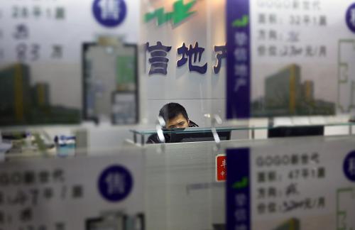 北京市的一房屋中介門店里,工作人員正在網(wǎng)上收集資料(11月19日攝)。新華社發(fā)(萬象 攝)