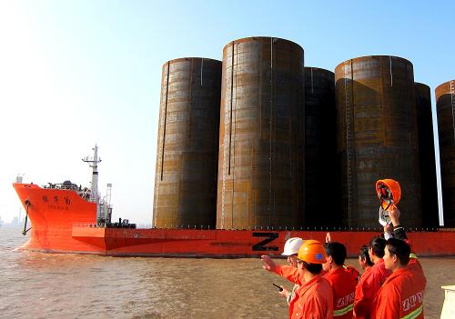 11月26日,裝載著人工島圍護鋼圓筒的大型貨輪緩緩駛離上海長興島碼頭。當日,港珠澳大橋島隧工程人工島最后一批圍護鋼圓筒在上海振華重工長興基地啟運前往珠海,這標志著港珠澳大橋島隧工程海中成島的重要組成部分制造完工。港珠澳大橋是連接粵港澳三地的跨海大橋,預計將于2016年通車,這座集橋、島、隧為一體的超大型跨海通道,建成后將實現(xiàn)香港、澳門、珠海三地聯(lián)接的百年夢想。新華社記者 陳飛 攝
