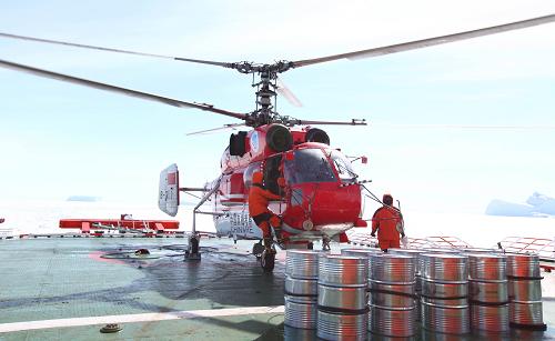 “雪鷹”KA32直升飛機在“雪龍”號飛行平臺上等待加油(12月3日攝)。自11月29日“雪龍”號科考船抵達中山站附近的陸緣冰區(qū)域后,第28次南極科考隊卸貨工作有序展開。由于物資量大、卸貨時間緊,此次物資卸運采用“雪鷹”KA32直升機吊掛作業(yè)和海冰運輸相結合的方式。其中,內陸隊所有物資由“雪鷹”KA32直升機直接從雪龍船和中山站吊運至內陸集結地。只要天氣條件許可,來自中信通用航空有限公司的直升機機組人員就要開展吊掛作業(yè)。據介紹,“雪鷹”KA32直升機一次可吊掛4噸至5噸物資,天氣條件許可的情況下平均每天可飛行20余架次。新華社記者 黃小希 攝