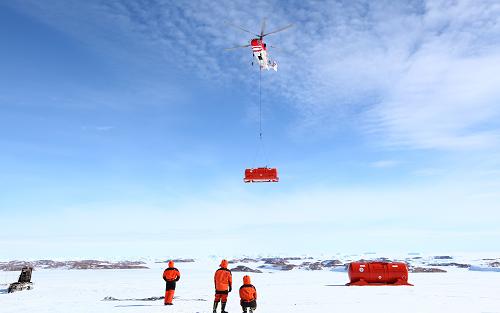 “雪鷹”KA32直升飛機將物資運送至內陸出發(fā)集結地(12月3日攝)。新華社記者 黃小希 攝