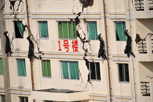 12月17日,在武警福建總隊戰(zhàn)坂訓練基地,反恐特戰(zhàn)隊員對“遭劫持”樓房進行偵察。 當日,近千名福建武警官兵舉行大規(guī)模反恐、抗震、防生化污染等應急事件綜合救援演練。2011年7月,武警福建總隊組建了一支應急救援隊伍,主要擔負福建境內(nèi)地震、臺風、洪災、泥石流及山體滑坡、生化污染等突發(fā)事件搶險救援任務。 新華社記者 彭張青 攝
