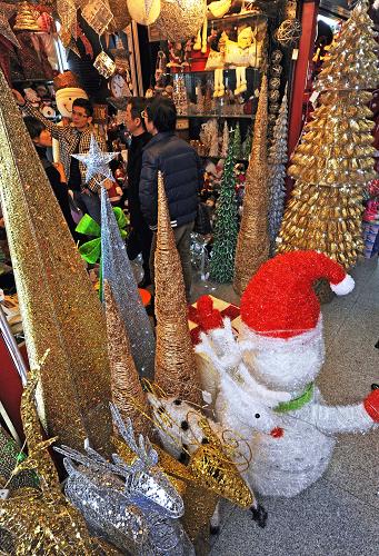 12月18日,在義烏國(guó)際商貿(mào)城,一經(jīng)營(yíng)戶(左一)在與客商談生意。 正值歲末,浙江省義烏市國(guó)際商貿(mào)城喜慶商品市場(chǎng)一派紅火景象,各種各樣的節(jié)慶裝飾品琳瑯滿目,吸引了來(lái)自世界各地的客商購(gòu)物訂貨。據(jù)了解,義烏市是全球最大的圣誕商品集散地,目前有100多個(gè)國(guó)家和地區(qū)直接從義烏進(jìn)口各種節(jié)慶商品。 新華社記者譚進(jìn)攝
