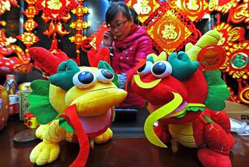 12月17日,在義烏國(guó)際商貿(mào)城一家銷售新春飾品的商鋪內(nèi),經(jīng)營(yíng)戶王小梅在打電話聯(lián)系生意。 正值歲末,浙江省義烏市國(guó)際商貿(mào)城喜慶商品市場(chǎng)一派紅火景象,各種各樣的節(jié)慶裝飾品琳瑯滿目,吸引了來(lái)自世界各地的客商購(gòu)物訂貨。據(jù)了解,義烏市是全球最大的圣誕商品集散地,目前有100多個(gè)國(guó)家和地區(qū)直接從義烏進(jìn)口各種節(jié)慶商品。 新華社記者譚進(jìn)攝
