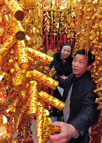 12月18日,一位江蘇客商在義烏國(guó)際商貿(mào)城挑選新春飾品。 正值歲末,浙江省義烏市國(guó)際商貿(mào)城喜慶商品市場(chǎng)一派紅火景象,各種各樣的節(jié)慶裝飾品琳瑯滿目,吸引了來(lái)自世界各地的客商購(gòu)物訂貨。據(jù)了解,義烏市是全球最大的圣誕商品集散地,目前有100多個(gè)國(guó)家和地區(qū)直接從義烏進(jìn)口各種節(jié)慶商品。 新華社記者譚進(jìn)攝