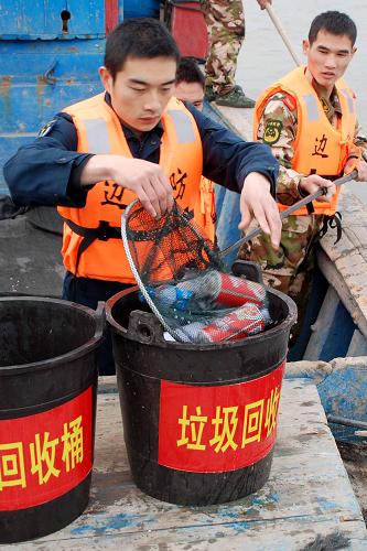 福建“海上環(huán)衛(wèi)隊(duì)”凈化海洋環(huán)境 12月20日,福建省寧德市霞浦縣海上環(huán)衛(wèi)隊(duì)員在東沖海域清理海上漂浮垃圾。 當(dāng)日,福建省寧德市霞浦縣駐東沖半島的邊防、海軍、消防官兵聯(lián)合當(dāng)?shù)貪O民組建3支“海上環(huán)衛(wèi)隊(duì)”,定期對(duì)東沖海域的主要航道和海上漂浮垃圾進(jìn)行清理,保護(hù)海洋環(huán)境。 新華社發(fā)(袁自由 攝)