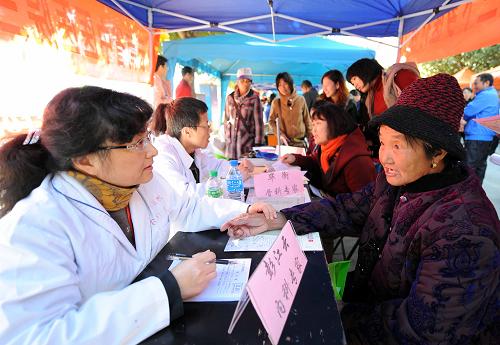 12月20日,云南省中醫(yī)醫(yī)院內(nèi)科專家彭江云在為一位老人義診。 當(dāng)日,云南省文化科技衛(wèi)生“三下鄉(xiāng)”為民服務(wù)活動(dòng)走進(jìn)怒江大峽谷云南省怒江傈僳族自治州六庫鎮(zhèn),為當(dāng)?shù)馗髯迦罕娝歪t(yī)、送圖書、解答農(nóng)業(yè)科技知識(shí)并贈(zèng)送農(nóng)用品。 新華社記者 楊宗友 攝