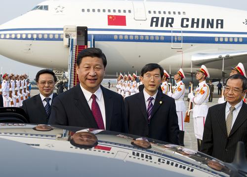 12月20日,中共中央政治局常委、國(guó)家副主席習(xí)近平抵達(dá)越南首都河內(nèi),開始對(duì)越南進(jìn)行正式訪問(wèn)。越南黨和政府高級(jí)官員到機(jī)場(chǎng)迎接。 新華社記者李學(xué)仁攝