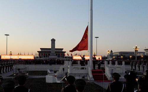 1月1日,群眾在天安門廣場(chǎng)觀看升國(guó)旗儀式。新華社記者 唐召明 攝