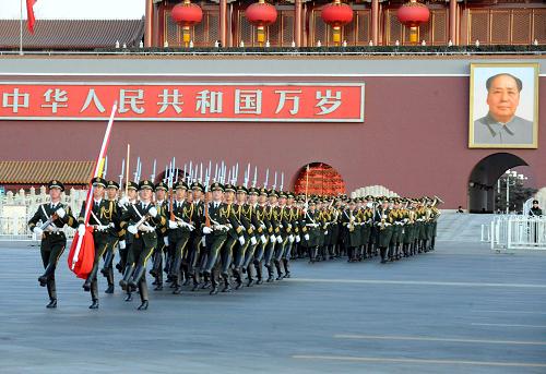 1月1日,國(guó)旗護(hù)衛(wèi)隊(duì)隊(duì)員護(hù)送國(guó)旗走向升旗臺(tái)。新華社記者 唐召明 攝