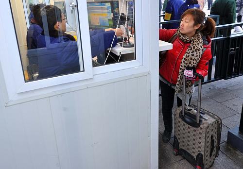 1月8日,一位旅客在北京站驗證驗票。新華社記者 公磊 攝