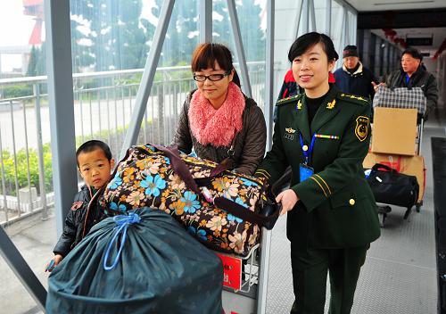 1月8日,一名邊檢站的民警在為臺(tái)胞陳碧容運(yùn)送行李。春運(yùn)期間,福州邊檢站增加警力,為出入境臺(tái)胞提供安全、溫馨服務(wù)。當(dāng)日,“兩馬”航線(馬尾—馬祖)迎來春運(yùn)第一天。記者看到,春運(yùn)首日旅客并沒有明顯增加,出入境秩序井然。春運(yùn)期間,“兩馬”航線將保持正常航班,在客運(yùn)高峰期視旅客數(shù)量增加班次。新華社記者 魏培全攝