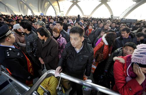 1月8日,旅客在寧夏銀川火車站候車。新華社記者 彭昭之 攝
