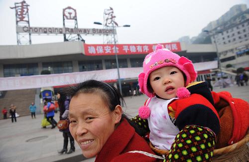 1月8日,來自重慶長壽的張淑云帶著孫女在重慶火車站乘車出行。新華社記者李健 攝
