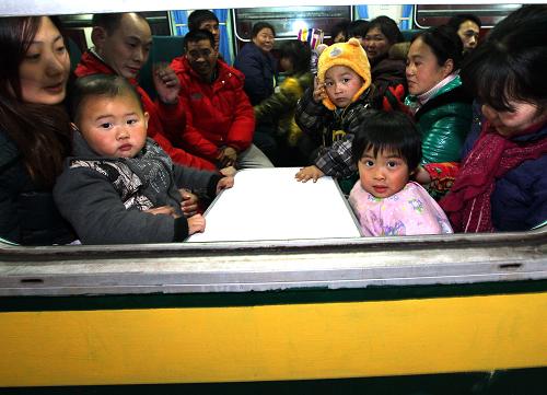 1月8日,一些拖兒帶女的旅客在上海開往成都的L216次臨時列車上等待列車啟程。新華社記者 陳飛 攝