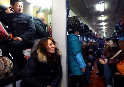 1月8日,一些旅客在上海開往成都的L216次臨時列車上擠在茶水間乘車。新華社記者 陳飛 攝