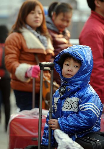 1月8日,在北京西站,一位小朋友正在照看行李。新華社記者 李文 攝