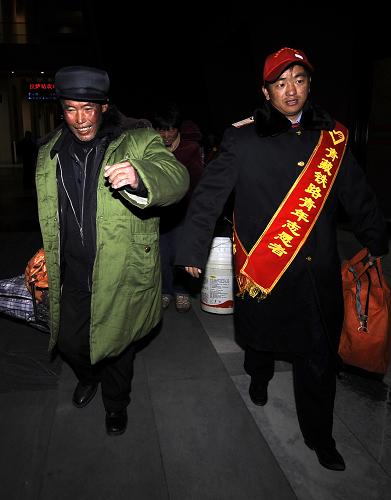 1月8日,拉薩火車站的青年志愿者在幫助一名乘客搬運(yùn)行李。新華社記者 覺(jué)果 攝