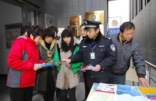 1月14日,在泉春里社區(qū),民警正在向社區(qū)居民宣傳節(jié)假日安全防盜知識(shí)。新華社發(fā)(張超群 攝)