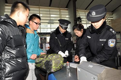 1月14日,鐵警在北京南站對旅客所攜帶的物品進(jìn)行手檢。新華社記者 唐召明 攝