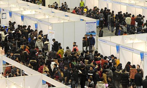 1月14日,在蘇州國際博覽中心,“蘇州市2012年春季人才交流大會”現(xiàn)場人頭攢動。當(dāng)日,“蘇州市2012年春季人才交流大會”在蘇州國際博覽中心舉行,500余家用人單位提供了14000多個職位供求職者選擇。新華社發(fā)(杭興微 攝)