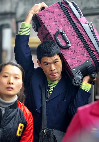 1月20日,一名旅客在廣州火車站站臺準備上車。新華社記者 陳曄華 攝