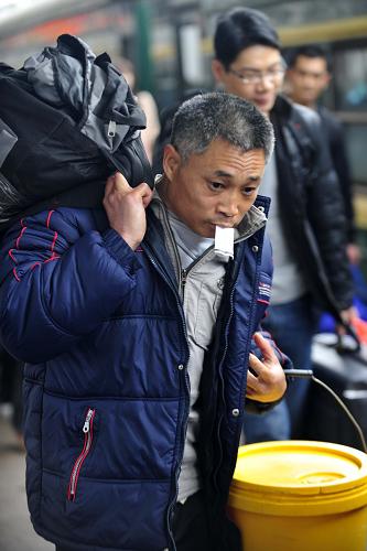1月20日,一名旅客在廣州火車站站臺準備上車。新華社記者 陳曄華 攝