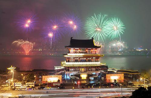 長(zhǎng)沙除夕音樂(lè)焰火晚會(huì)現(xiàn)場(chǎng)(1月22日攝)。除夕夜,古城長(zhǎng)沙在湘江橘子洲舉辦主題為《過(guò)年了》的焰火音樂(lè)晚會(huì),流光溢彩的焰火點(diǎn)亮湘江兩岸,給前來(lái)觀賞的市民帶來(lái)了一場(chǎng)視覺(jué)盛宴。新華社記者 龍弘濤 攝