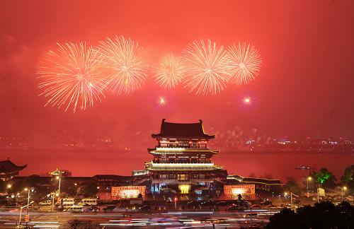 長(zhǎng)沙除夕音樂(lè)焰火晚會(huì)現(xiàn)場(chǎng)(1月22日攝)。新華社記者 龍弘濤 攝