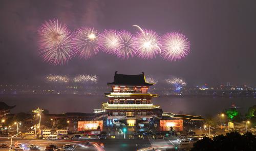 長(zhǎng)沙除夕音樂(lè)焰火晚會(huì)現(xiàn)場(chǎng)(1月22日攝)。新華社記者 龍弘濤 攝