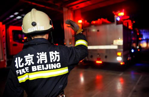 1月22日,北京市西城消防支隊西直門中隊的消防車從火警現(xiàn)場返回駐地。“1號車出動,3號車跟隨,2號車待命。”鞭炮聲響起,年夜飯上桌,家家團圓時,消防戰(zhàn)士們卻迎來了一年中最忙碌的時候。北京消防部門在除夕夜啟動了一級戰(zhàn)備,要求消防隊員戰(zhàn)斗服不離身,隨時待命。除夕之夜,西直門中隊四個車組一共接到10個火警,截至大年初一凌晨2時記者離開時,中隊戰(zhàn)士仍在轄區(qū)內(nèi)的火警現(xiàn)場忙碌。新華社記者 張宇 攝