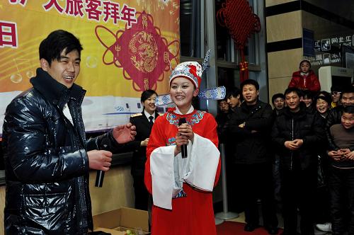 1月22日,在鐵路上海站候車室內(nèi)舉行的“春晚”上,邦德學(xué)院的志愿者(前左二)與返鄉(xiāng)的農(nóng)民工同臺(tái)演出黃梅戲“夫妻雙雙把家還”。當(dāng)日是農(nóng)歷除夕,上海鐵路局上海站的部分職工和上海邦德學(xué)院的青年志愿者放棄與家人團(tuán)聚的機(jī)會(huì),在第七候車室內(nèi)為當(dāng)晚趕往安徽阜陽、亳州家鄉(xiāng)過年的農(nóng)民工兄弟姐妹們送上一臺(tái)精彩的文藝演出,并為他們送上熱騰騰的餃子,使搭乘除夕末班車回家的農(nóng)民工倍感溫暖。新華社發(fā)(湯顯平 攝)