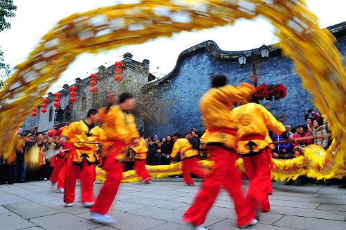 1月23日,福州高湖舞龍隊(duì)在三坊七巷表演。當(dāng)日是大年初一,千年古街福州三坊七巷舉辦2012年“春暖坊巷,龍騰生輝”春節(jié)文化系列活動(dòng),各家店鋪掛起了紅燈籠,貼上了紅對(duì)聯(lián),年味十足,吸引來(lái)眾多市民和游客。三坊七巷是福州市南后街兩旁從北到南依次排列的十條坊巷的簡(jiǎn)稱,是中國(guó)十大歷史文化名街之一。新華社記者 魏培全 攝