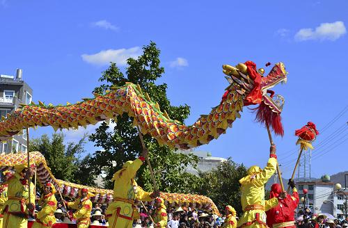 1月31日,云南大理南澗村民表演舞龍。當(dāng)日,來(lái)自云南大理南澗各村寨的58支龍燈隊(duì)身著節(jié)日盛裝載歌載舞奉獻(xiàn)了一臺(tái)集打歌、跳菜、龍燈為一體的大型實(shí)景演出。“正月初九龍燈會(huì)”是彝鄉(xiāng)一項(xiàng)傳統(tǒng)民俗慶祝活動(dòng)。新華社發(fā)(適志宏 攝)