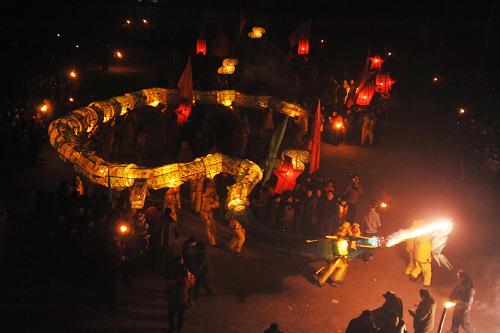1月31日晚上,河南省沁陽(yáng)市山王莊鎮(zhèn)民間藝人表演“火龍舞”鬧新春。當(dāng)日,河南省沁陽(yáng)市山王莊鎮(zhèn)山王莊村民間藝人舞動(dòng)40多米長(zhǎng)的“火龍”鬧新春。新華社發(fā)(楊帆 攝)